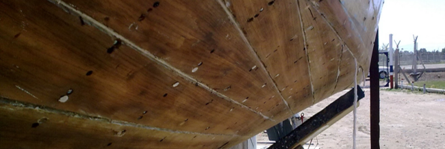 Calafateo o sellado de las tracas de un barco de madera