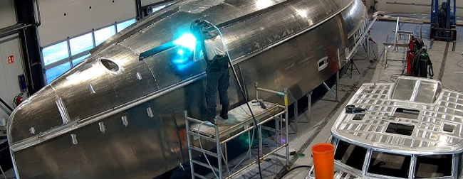 Soldado de un casco de aluminio