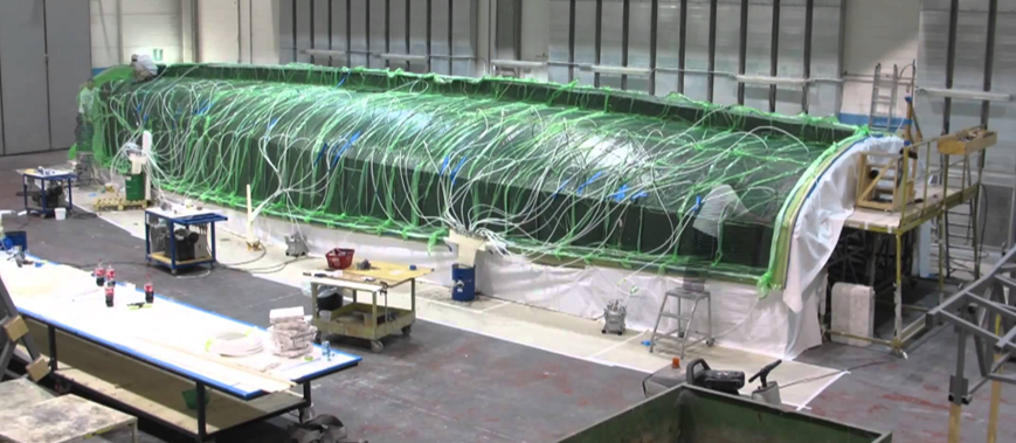 Construcción de embarcación de fibra de vidrio